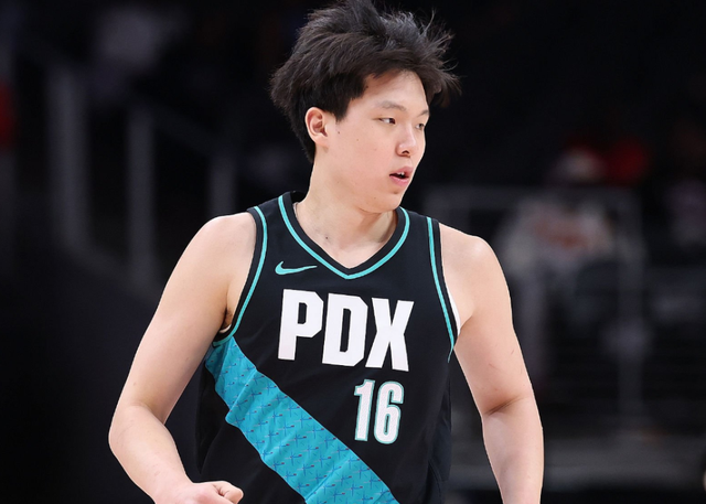 开云入口-开拓者官方闹乌龙！把杨瀚森误写为双向合同 球迷热议交易可能性